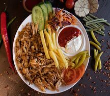 Шаурма на тарелке с курицей