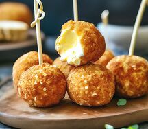 Сырные шарики острые с халапеньо и соусом