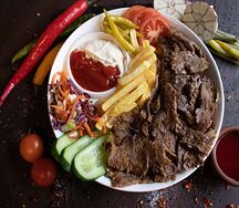 Шаурма на тарелке с говядиной