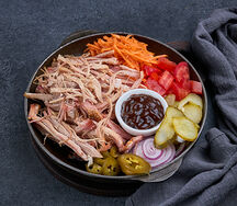 Рваная свининка Pulled Pork BBQ на тарелке