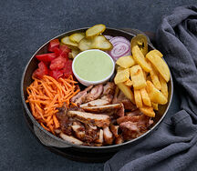 Копченая курочка BBQ на тарелке