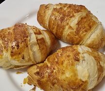 Круассан с заварным кремом