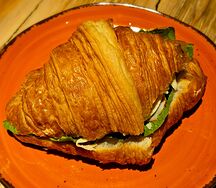 Круассан с индейкой и моцареллой