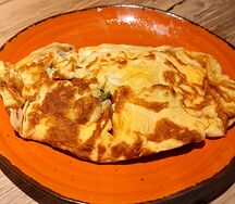 Омлет с моцареллой и соусом песто