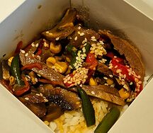 Пряная Говядина с Овощами и Рисом Wok