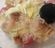 Салат Цезарь с лососем