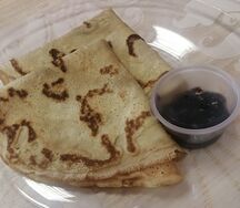 Блины с вареньем и сметаной
