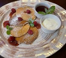 Оладьи домашние с джемом и сметаной