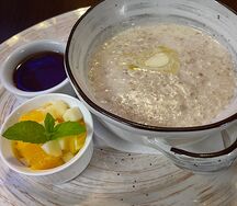 Овсяная каша на молоке с фруктами и джемом
