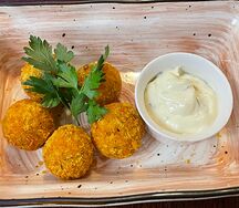 Сырные шарики с чесночным соусом Айоли
