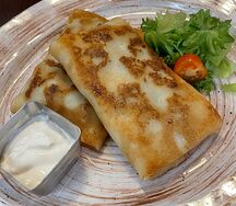 Блинчики с сочной говядиной в сливочном соусе