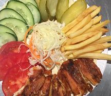 Шаурма на тарелке с фри