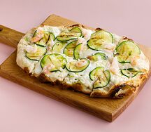 Пицца с креветками и цукини