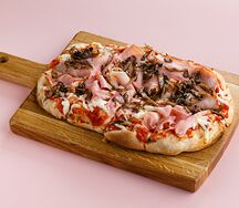 Пицца с ветчиной и грибами