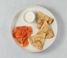 Блинчики с форелью и сметаной