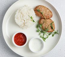 Креветочные котлетки с двумя соусами и гарниром