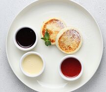 Домашние сырники с соусом