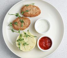 Рыбные биточки с двумя соусами и гарниром