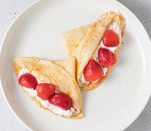 Блинчики с вареньем из клубники и взбитыми сливками