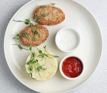 Куриные котлетки с двумя соусами и гарниром
