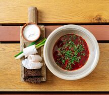 Борщ с говядиной, ржаным хлебом и салом