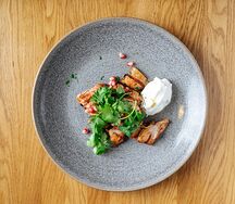 Цыпленок с копченым кремом и гранатом