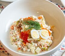 Оливье с цыплёнком с икрой