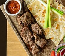 Шашлык из мраморного стейка с овощами и грузинской лепешкой