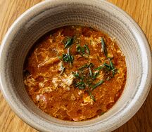 Кимчи с говядиной, рисовой лапшой и зеленым луком