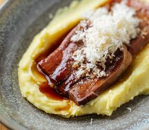 Говяжий язык со свежим хреном и картофельным пюре