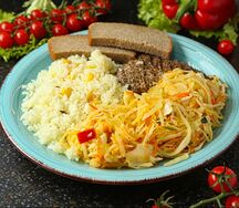 Отбивная из индейки, рис и салат Витаминный