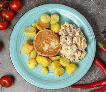 Биточки из курицы с картофелем, салат Оливье 