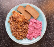 Жареная курица с гречей и свекольным салатом №33