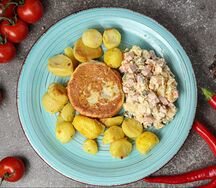 Бифштекс с картофелем, салат Оливье 