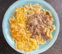 Печень куриная с макаронами и салат витаминный 