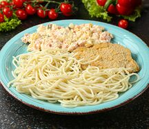 Шницель куриный, макароны и салат Баварский