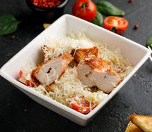 Салат Цезарь с курицей