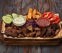 Шаурма на тарелке с телятиной