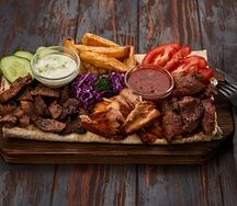 Шаурма на тарелке с ягненком и курицей