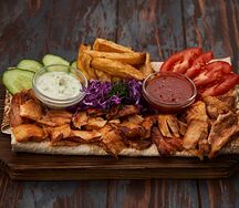 Шаурма на тарелке с курицей