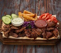 Шаурма на тарелке с ягненком