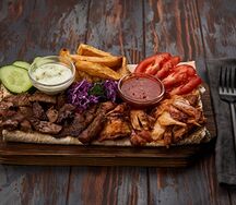 Шаурма на тарелке с телятиной и курицей