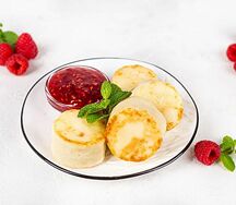 Сырники творожные с малиновым вареньем