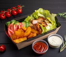 Ланч-бокс с картофелем по-деревенски и курицей