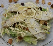 Салат Цезарь с курицей