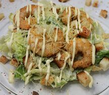Салат Цезарь с креветками