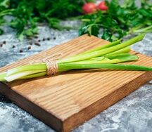 Лук зеленый свежий