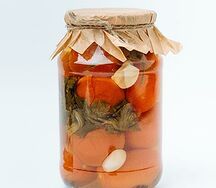 Соленья из красных томатов