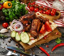 Свиные ребрышки на углях с картофелем фри