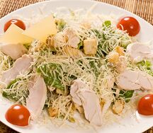 Салат Цезарь с курицей